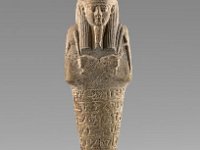 Aeg F 171  Aeg F 171, Spätzeit, Uschebti, Grüne Fayence, H 18,7 cm, B 5,1 cm, T 4,8 cm : Bestandskatalog Ägypten, Museumsfoto: Claus Cordes